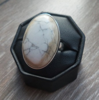 Zilveren ring gezet met witte Howliet ring maat 17.5 mm